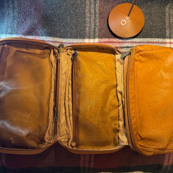 REDHEAD Men’s Soft Zip-around Caramel Colored Leather Toiletry Bag - Pre-owned - Picture 5 of 15